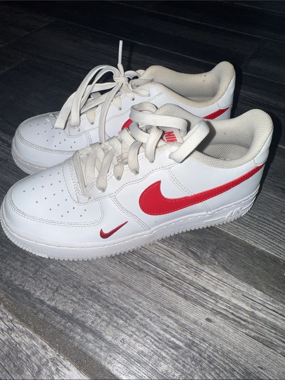 Nike White & Red Low-Top Sneakers